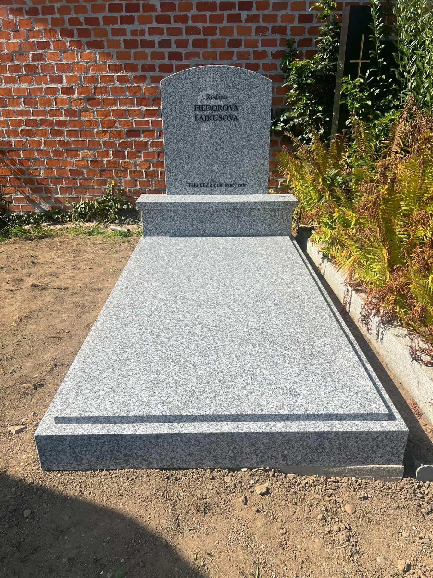 Jednohrob z žuly Bianco Tarn
