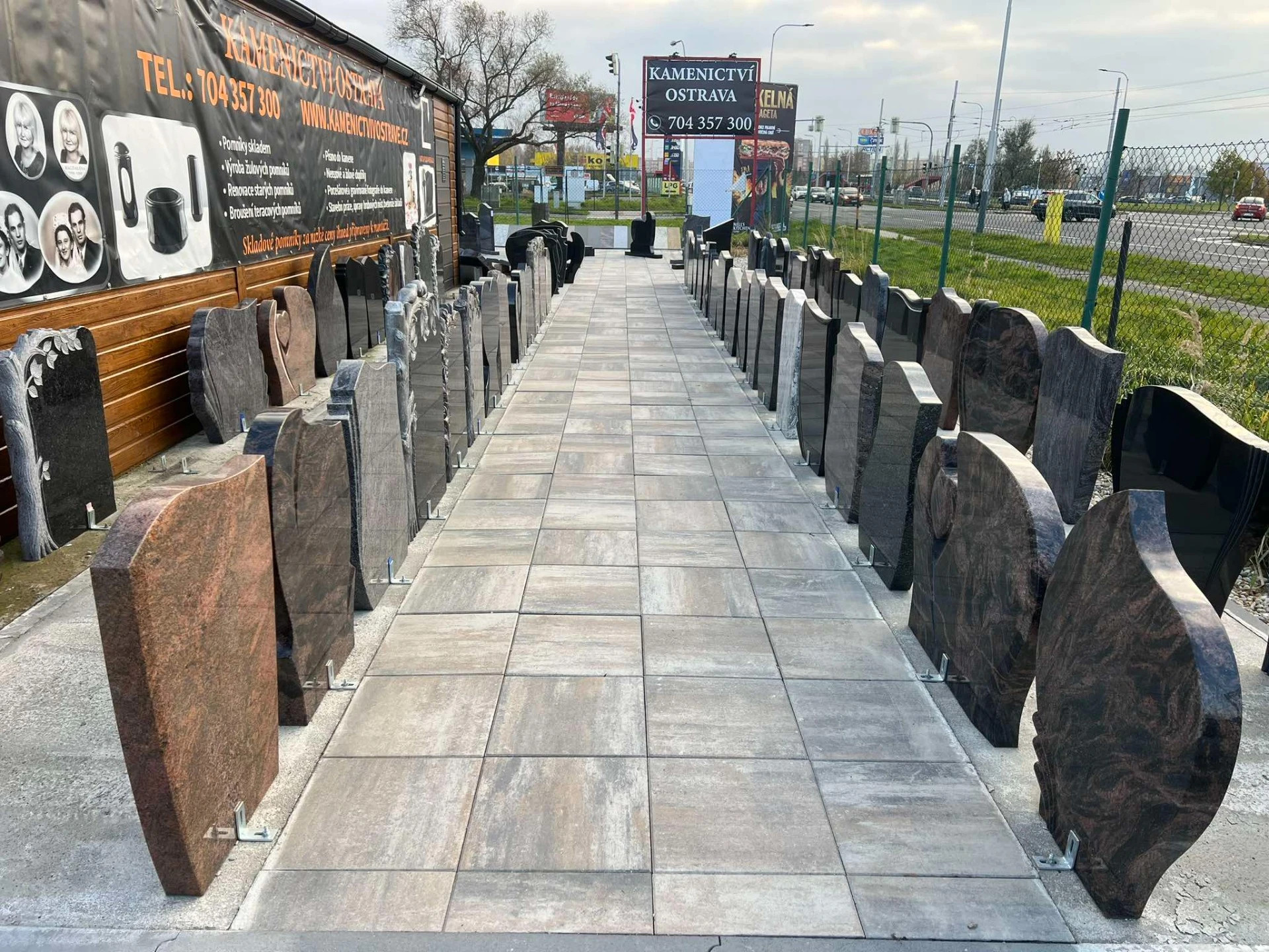Venkovní výstava pomníků a nápisních desek v pobočce kamenictví Stone Partners Ostrava u Avionu