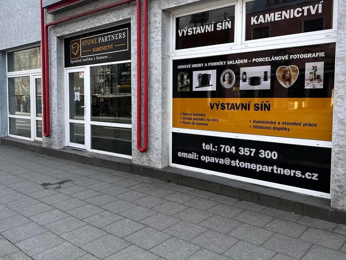 Výstavní síň a vstup do pobočky kamenictví Stone Partners v Opavě