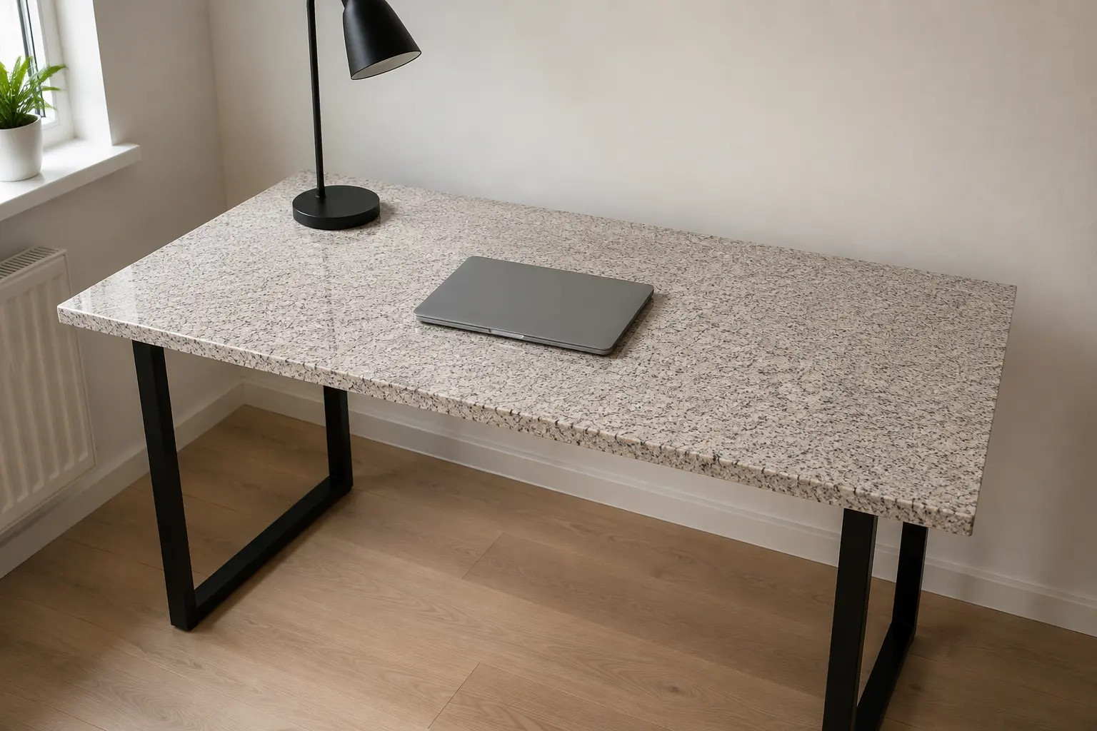 Pracovní stůl s deskou z přírodní žuly Rosa Beta – Stone Partners