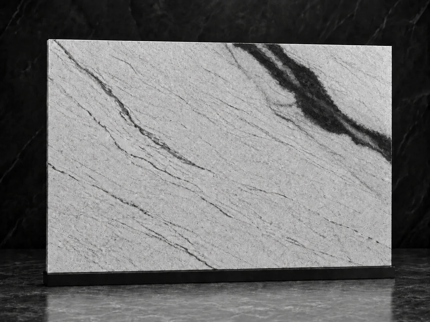 Vzorek světlé žuly Viscont White s výraznou černou kresbou – kamenictví Stone Partners.
