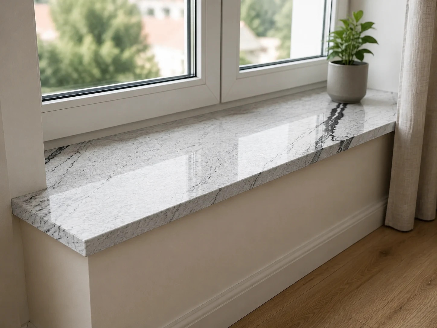 Interiérový parapet ze světlé žuly Viscont White s výrazným černým žilkováním – Kamenictví Stone Partners