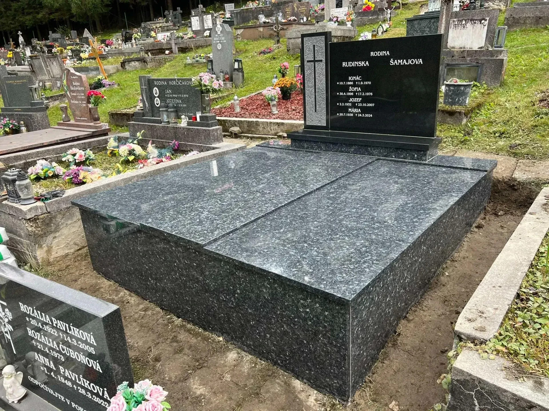 Dvojhrob z modrošedé žuly Blue Pearl s leštěnými krycími deskami a černým pomníkem – kamenictví Frýdek-Místek.