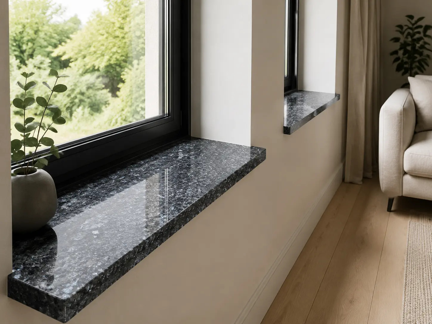 Leštěné parapety z modrošedé žuly Blue Pearl v moderním světlém interiéru.