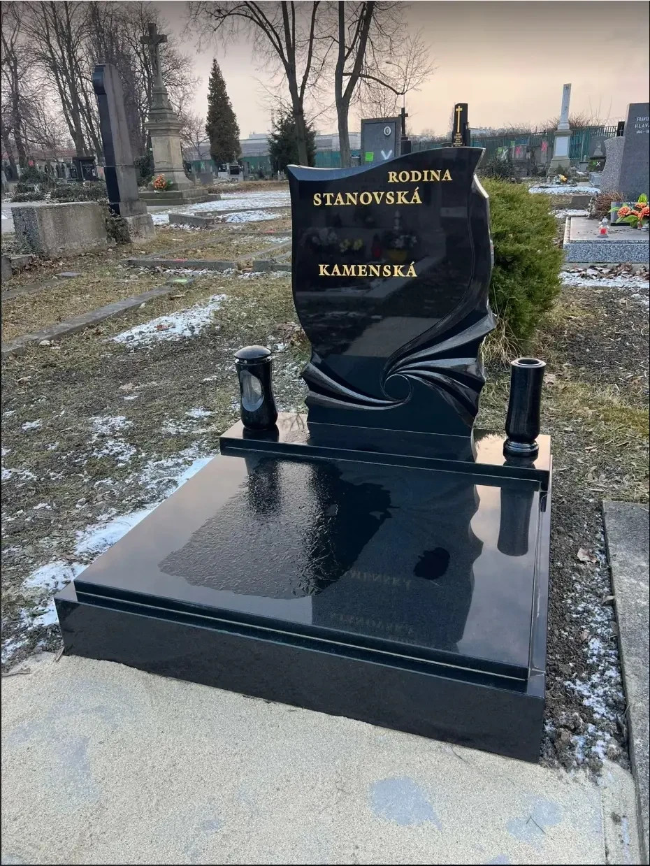 Urnový hrob z černé žuly Absolute Black s tvarovaným pomníkem, zlatým písmem, lucernou a vázou – kamenictví Stone Partners, Ostrava-Mariánské Hory