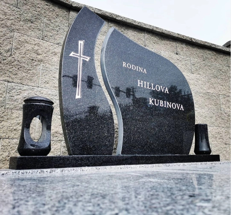 Dvojice tvarovaných nápisních desek ze žuly Nero Impala se světlým písmem, křížem, lucernou a vázou – kamenictví Stone Partner