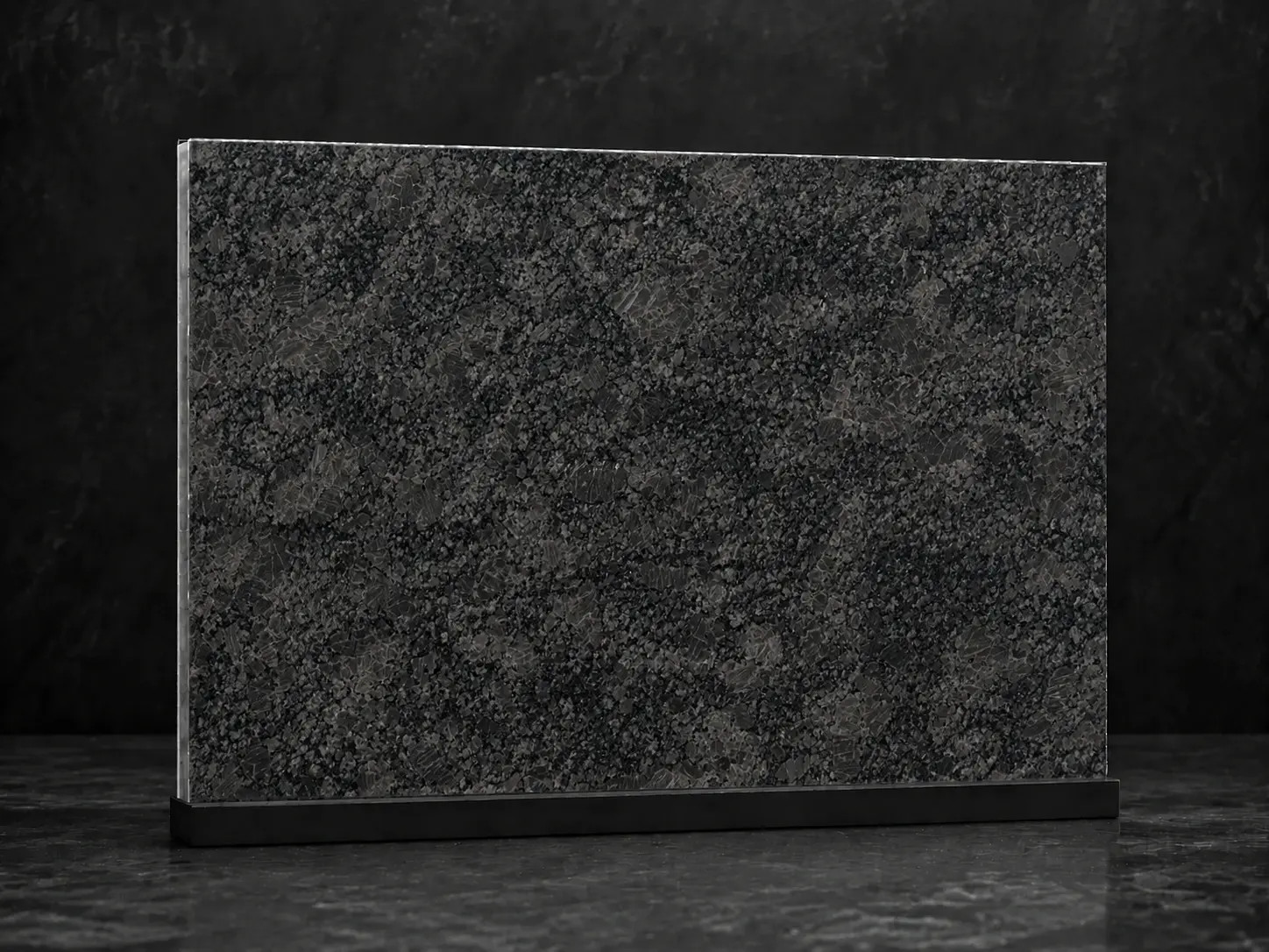 Vzorek tmavě šedé žuly Steel Grey s výraznou přírodní strukturou – kamenictví Stone Partners