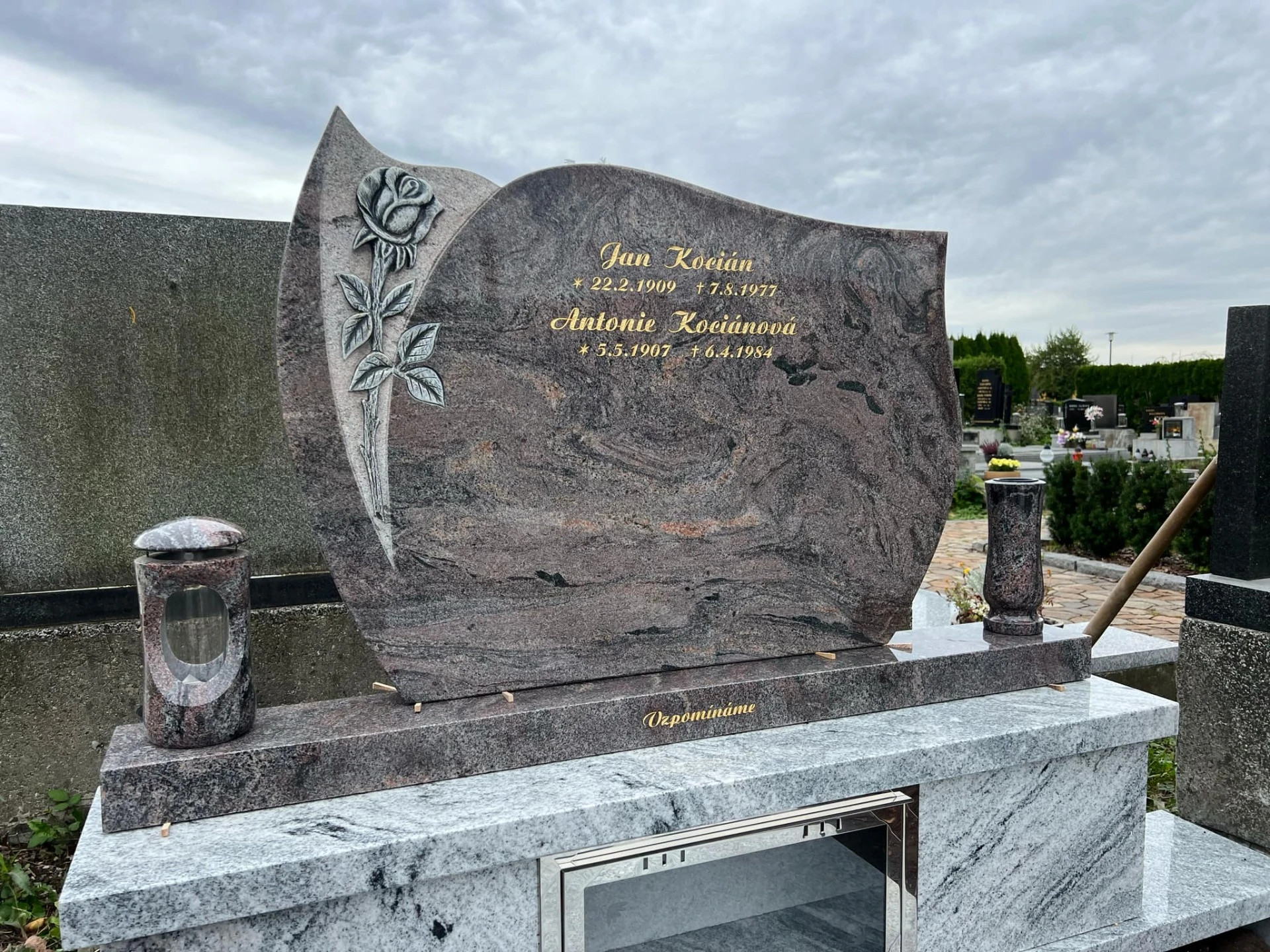 Tvarovaný pomník ze žuly Paradiso Classico se zlatým písmem, plastickou růží a kamennými doplňky – kamenictví Ostrava