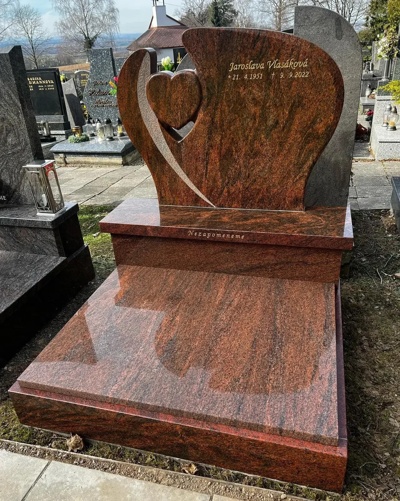 Urnový hrob 100 × 100 cm ze žuly Multicolor Red s tvarovaným pomníkem a ornamentem srdce – kamenictví Stone Partners, Opava-Raduň