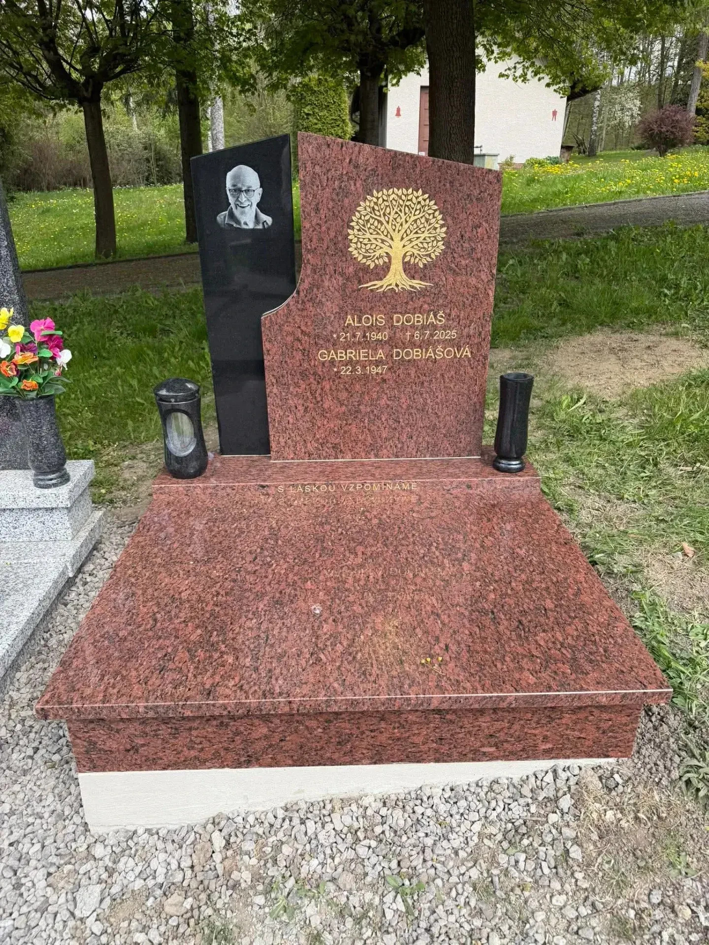 Urnový hrob na míru ze žuly Vanga Red a černé žuly se stromem života a rytým portrétem – Kamenictví Havířov, hřbitov Prostřední Suchá.